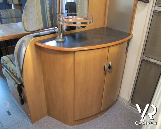 Camper usato mansardato dotato di portamoto, su meccanica Ducato 2.8 JTD (127 cv). In vendita da ItaliaVR, concessionaria camper Torino e Piemonte_