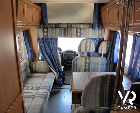 Camper usato mansardato dotato di portamoto, su meccanica Ducato 2.8 JTD (127 cv). In vendita da ItaliaVR, concessionaria camper Torino e Piemonte_