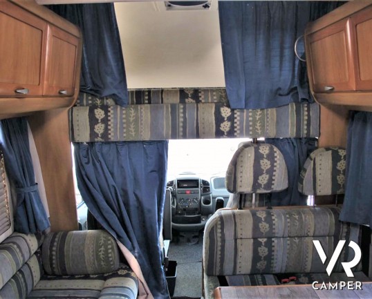 Camper usato mansardato dotato di portamoto, su meccanica Ducato 2.8 JTD (127 cv). In vendita da ItaliaVR, concessionaria camper Torino e Piemonte_