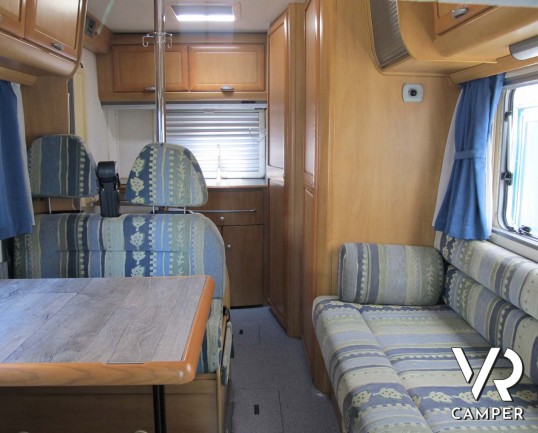 Camper usato mansardato dotato di portamoto, su meccanica Ducato 2.8 JTD (127 cv). In vendita da ItaliaVR, concessionaria camper Torino e Piemonte_