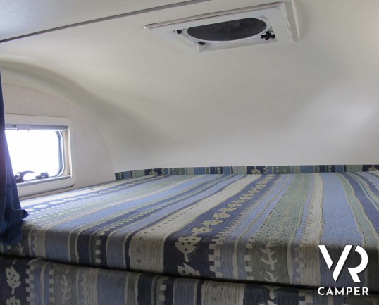 Camper usato mansardato dotato di portamoto, su meccanica Ducato 2.8 JTD (127 cv). In vendita da ItaliaVR, concessionaria camper Torino e Piemonte_