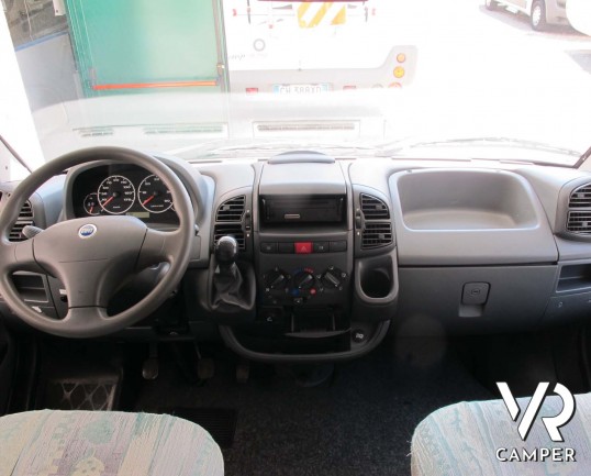 Camper usato mansardato dotato di portamoto, su meccanica Ducato 2.8 JTD (127 cv). In vendita da ItaliaVR, concessionaria camper Torino e Piemonte_