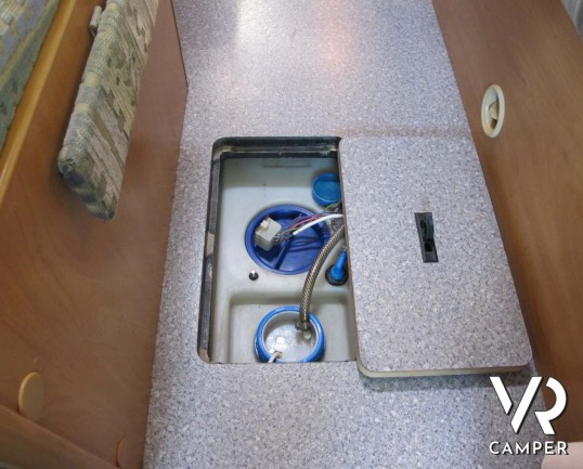 Camper usato mansardato dotato di portamoto, su meccanica Ducato 2.8 JTD (127 cv). In vendita da ItaliaVR, concessionaria camper Torino e Piemonte_