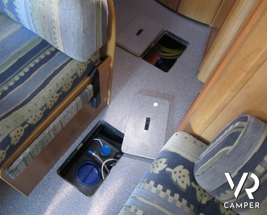 Camper usato mansardato dotato di portamoto, su meccanica Ducato 2.8 JTD (127 cv). In vendita da ItaliaVR, concessionaria camper Torino e Piemonte_