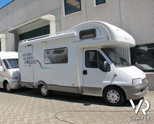 Camper usato mansardato dotato di portamoto, su meccanica Ducato 2.8 JTD (127 cv). In vendita da ItaliaVR, concessionaria camper Torino e Piemonte_