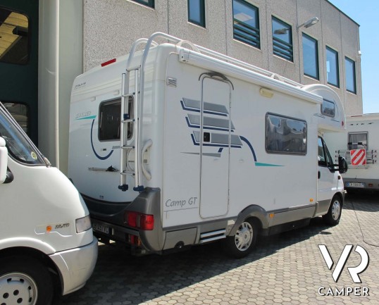 Camper usato mansardato dotato di portamoto, su meccanica Ducato 2.8 JTD (127 cv). In vendita da ItaliaVR, concessionaria camper Torino e Piemonte_