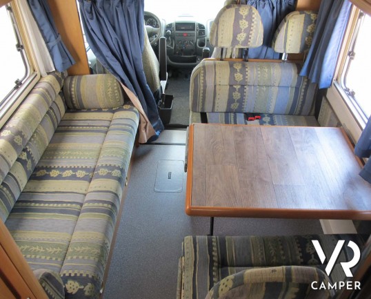 Camper usato mansardato dotato di portamoto, su meccanica Ducato 2.8 JTD (127 cv). In vendita da ItaliaVR, concessionaria camper Torino e Piemonte_