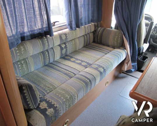 Camper usato mansardato dotato di portamoto, su meccanica Ducato 2.8 JTD (127 cv). In vendita da ItaliaVR, concessionaria camper Torino e Piemonte_