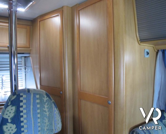 Camper usato mansardato dotato di portamoto, su meccanica Ducato 2.8 JTD (127 cv). In vendita da ItaliaVR, concessionaria camper Torino e Piemonte_