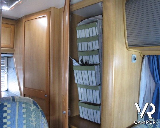 Camper usato mansardato dotato di portamoto, su meccanica Ducato 2.8 JTD (127 cv). In vendita da ItaliaVR, concessionaria camper Torino e Piemonte_