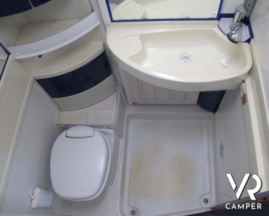 Camper usato mansardato dotato di portamoto, su meccanica Ducato 2.8 JTD (127 cv). In vendita da ItaliaVR, concessionaria camper Torino e Piemonte_