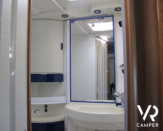 Camper usato mansardato dotato di portamoto, su meccanica Ducato 2.8 JTD (127 cv). In vendita da ItaliaVR, concessionaria camper Torino e Piemonte_