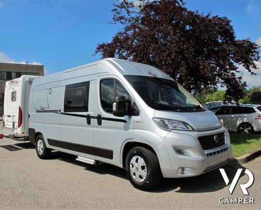 Carado Vlow 600: camper furgonato 2 posti letto, con letto matrimoniale trasversale, bagno con finestra, su Fiat Ducato 140 CV. In visione da Italia V