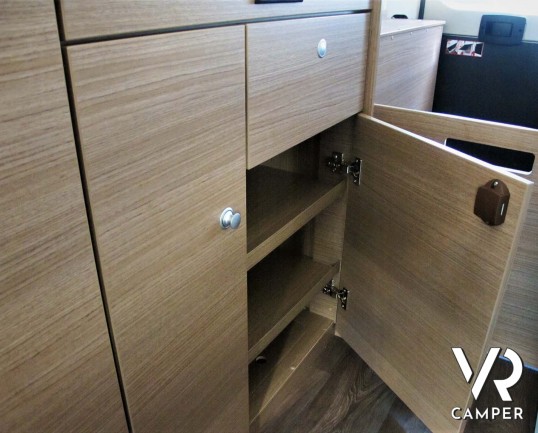 Carado Vlow 600: camper furgonato 2 posti letto, con letto matrimoniale trasversale, bagno con finestra, su Fiat Ducato 140 CV. In visione da Italia V