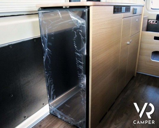 Carado Vlow 600: camper furgonato 2 posti letto, con letto matrimoniale trasversale, bagno con finestra, su Fiat Ducato 140 CV. In visione da Italia V