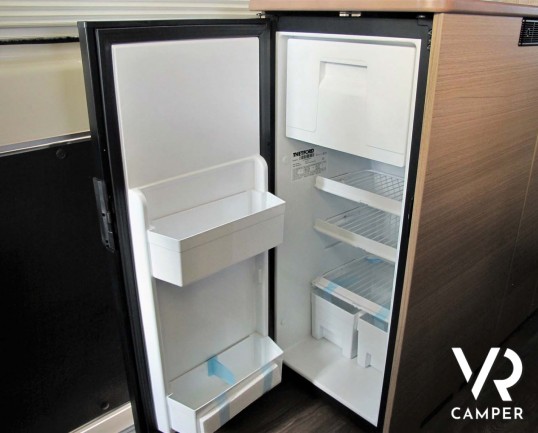 Carado Vlow 600: camper furgonato 2 posti letto, con letto matrimoniale trasversale, bagno con finestra, su Fiat Ducato 140 CV. In visione da Italia V