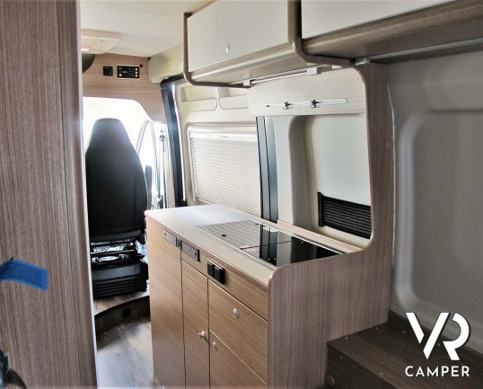 Carado Vlow 600: camper furgonato 2 posti letto, con letto matrimoniale trasversale, bagno con finestra, su Fiat Ducato 140 CV. In visione da Italia V