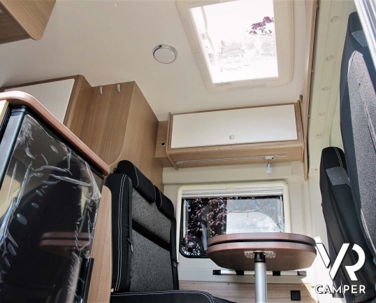 Carado Vlow 600: camper furgonato 2 posti letto, con letto matrimoniale trasversale, bagno con finestra, su Fiat Ducato 140 CV. In visione da Italia V