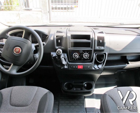 Carado Vlow 600: camper furgonato 2 posti letto, con letto matrimoniale trasversale, bagno con finestra, su Fiat Ducato 140 CV. In visione da Italia V