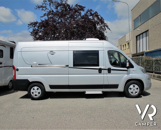 Carado Vlow 600: camper furgonato 2 posti letto, con letto matrimoniale trasversale, bagno con finestra, su Fiat Ducato 140 CV. In visione da Italia V