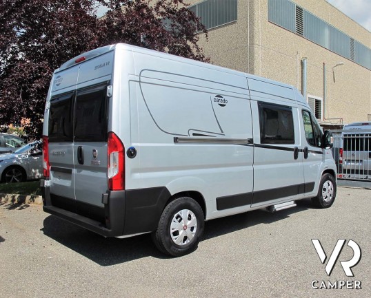 Carado Vlow 600: camper furgonato 2 posti letto, con letto matrimoniale trasversale, bagno con finestra, su Fiat Ducato 140 CV. In visione da Italia V
