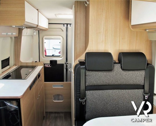 Carado Vlow 600: camper furgonato 2 posti letto, con letto matrimoniale trasversale, bagno con finestra, su Fiat Ducato 140 CV. In visione da Italia V