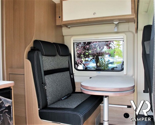Carado Vlow 600: camper furgonato 2 posti letto, con letto matrimoniale trasversale, bagno con finestra, su Fiat Ducato 140 CV. In visione da Italia V