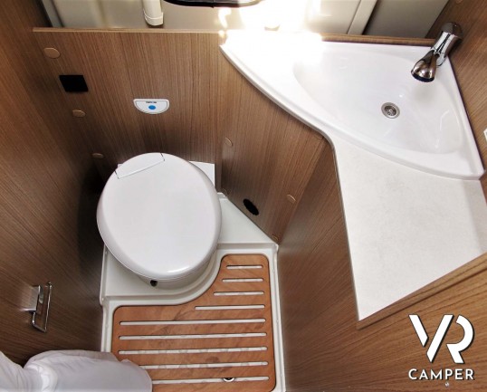 Carado Vlow 600: camper furgonato 2 posti letto, con letto matrimoniale trasversale, bagno con finestra, su Fiat Ducato 140 CV. In visione da Italia V