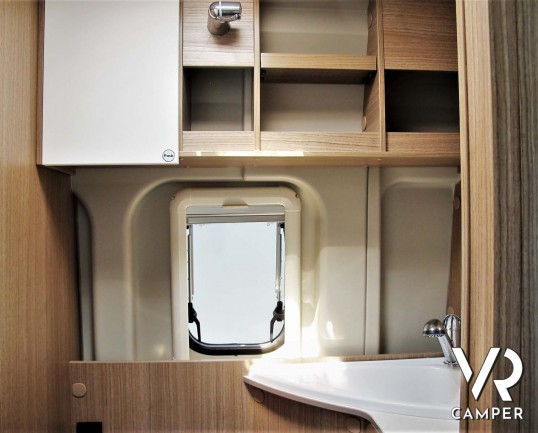 Carado Vlow 600: camper furgonato 2 posti letto, con letto matrimoniale trasversale, bagno con finestra, su Fiat Ducato 140 CV. In visione da Italia V