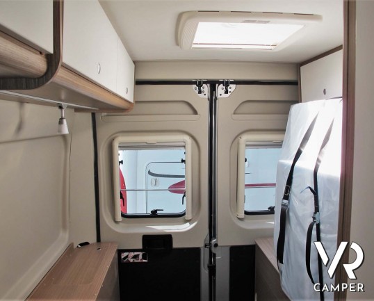 Carado Vlow 600: camper furgonato 2 posti letto, con letto matrimoniale trasversale, bagno con finestra, su Fiat Ducato 140 CV. In visione da Italia V