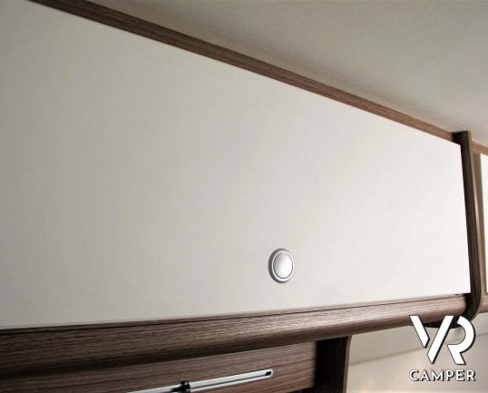 Carado Vlow 600: camper furgonato 2 posti letto, con letto matrimoniale trasversale, bagno con finestra, su Fiat Ducato 140 CV. In visione da Italia V