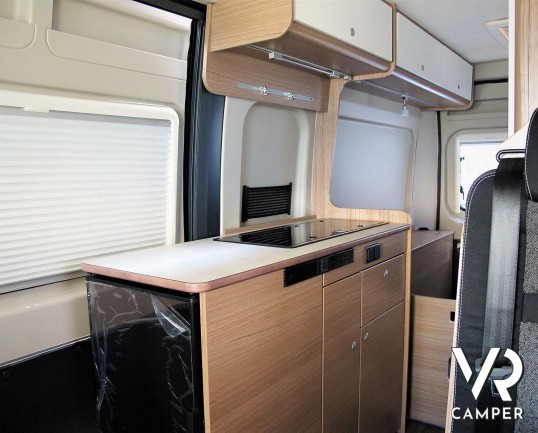 Carado Vlow 600: camper furgonato 2 posti letto, con letto matrimoniale trasversale, bagno con finestra, su Fiat Ducato 140 CV. In visione da Italia V