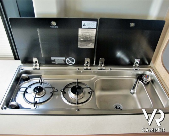 Carado Vlow 600: camper furgonato 2 posti letto, con letto matrimoniale trasversale, bagno con finestra, su Fiat Ducato 140 CV. In visione da Italia V