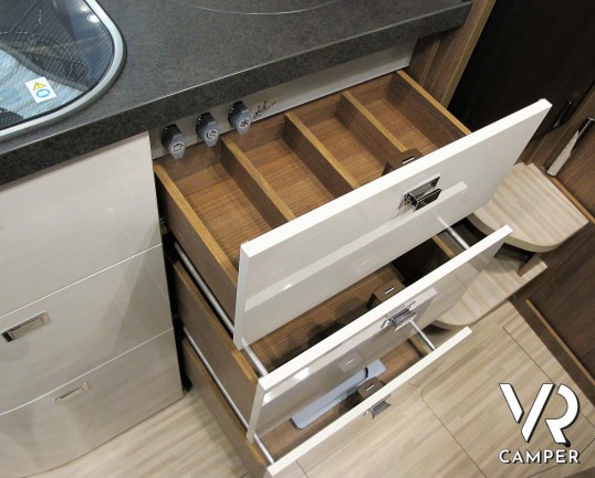 Carthago Compactline 138 - motorhome letto matrimoniale