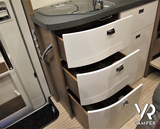 Carthago Compactline 138 - motorhome letto matrimoniale