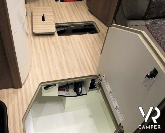 Carthago Compactline 138 - motorhome letto matrimoniale