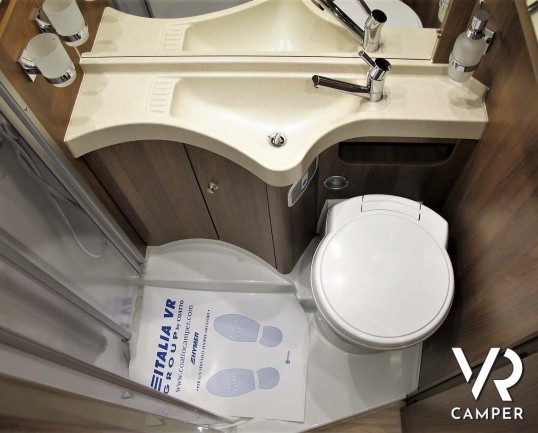 Carthago Compactline 138 - motorhome letto matrimoniale