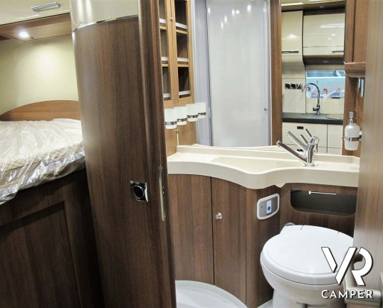 Carthago Compactline 138 - motorhome letto matrimoniale