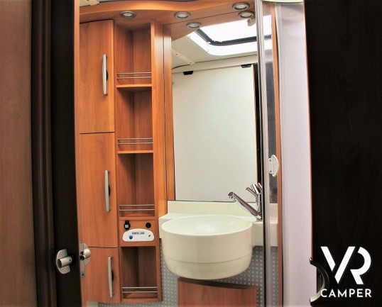 Hymer B 544_motorhome usato 5 posti_ampia dinette_letto basculante_italiavr camper torino
