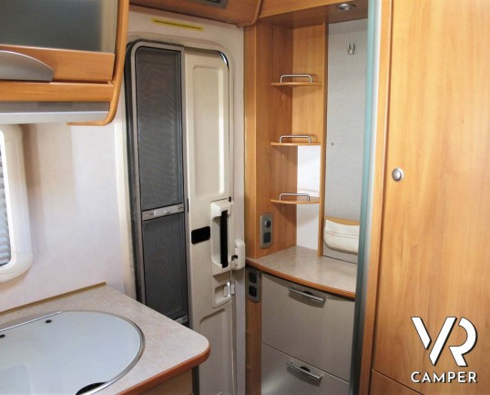 Hymer B 544_motorhome usato 5 posti_ampia dinette_letto basculante_italiavr camper torino