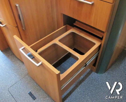 Hymer B 544_motorhome usato 5 posti_ampia dinette_letto basculante_italiavr camper torino