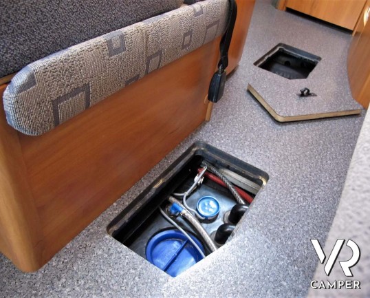 Hymer B 544_motorhome usato 5 posti_ampia dinette_letto basculante_italiavr camper torino