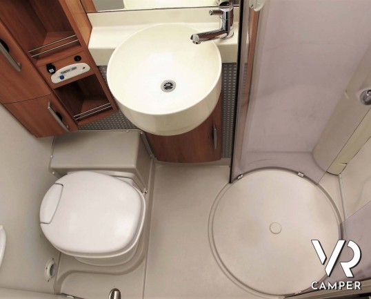 Hymer B 544_motorhome usato 5 posti_ampia dinette_letto basculante_italiavr camper torino