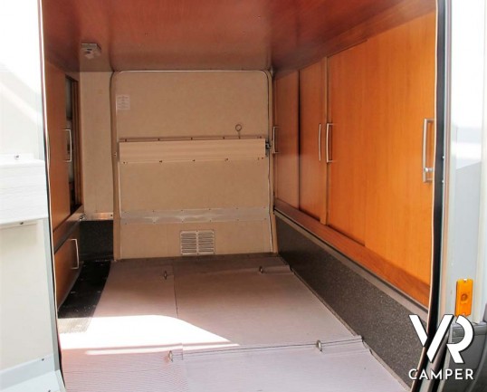 Hymer B 614: motorhome con garage per scooter, sotto i 7 metri, ampia dimette e doccia separata. In visione alla sede Italia VR a Druento (To).