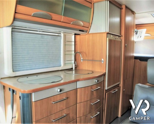Hymer B 614: motorhome con garage per scooter, sotto i 7 metri, ampia dimette e doccia separata. In visione alla sede Italia VR a Druento (To).