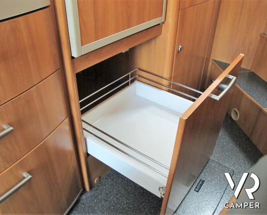 Hymer B 614: motorhome con garage per scooter, sotto i 7 metri, ampia dimette e doccia separata. In visione alla sede Italia VR a Druento (To).