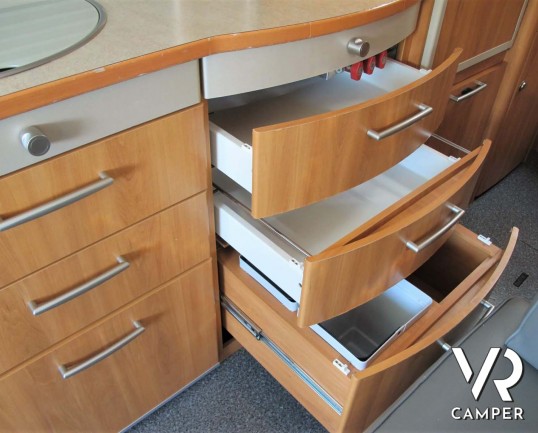 Hymer B 614: motorhome con garage per scooter, sotto i 7 metri, ampia dimette e doccia separata. In visione alla sede Italia VR a Druento (To).