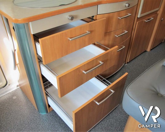 Hymer B 614: motorhome con garage per scooter, sotto i 7 metri, ampia dimette e doccia separata. In visione alla sede Italia VR a Druento (To).