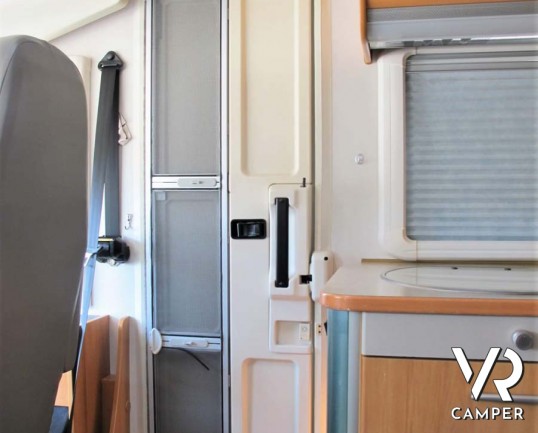 Hymer B 614: motorhome con garage per scooter, sotto i 7 metri, ampia dimette e doccia separata. In visione alla sede Italia VR a Druento (To).