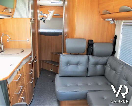Hymer B 614: motorhome con garage per scooter, sotto i 7 metri, ampia dimette e doccia separata. In visione alla sede Italia VR a Druento (To).